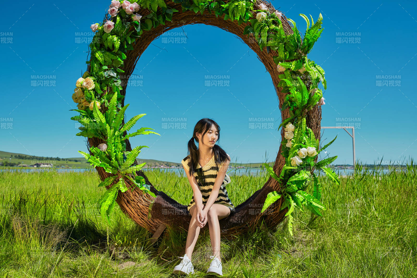 草原湖畔打卡點(diǎn)游玩拍照的亞洲少女