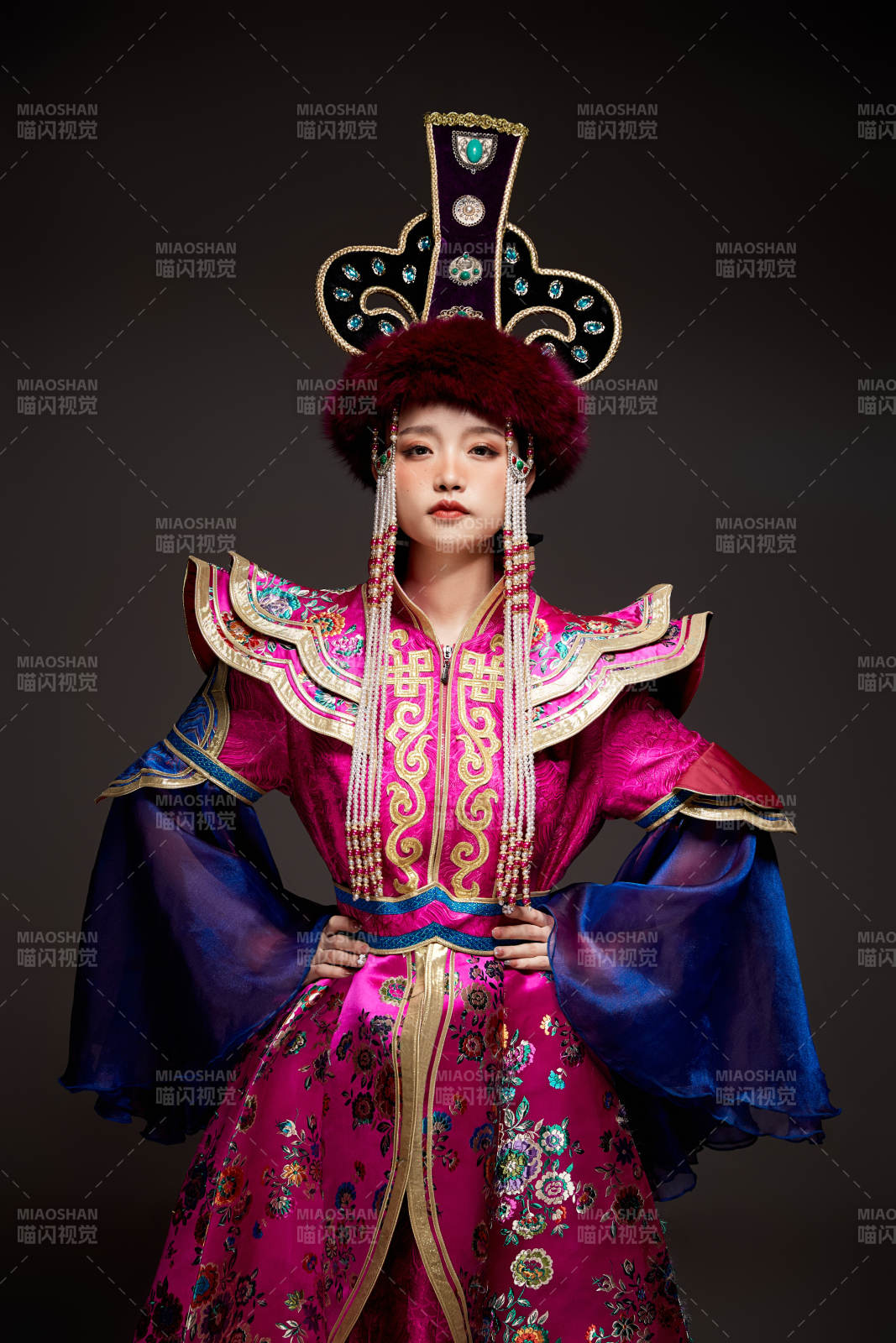 穿著蒙古族服飾的亞洲青年女性