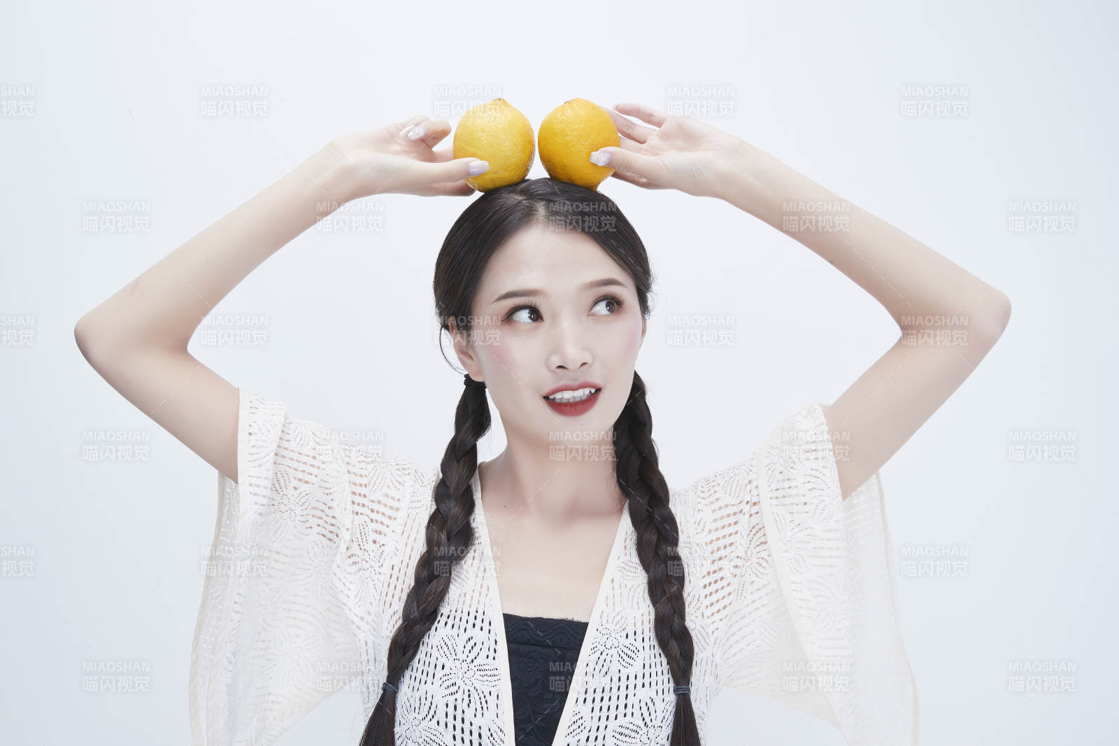 手拿柠檬身穿镂空连衣裙的亚洲可爱少女人像