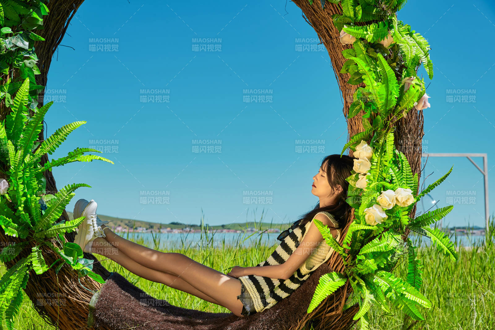 草原湖畔打卡點游玩拍照的亞洲少女