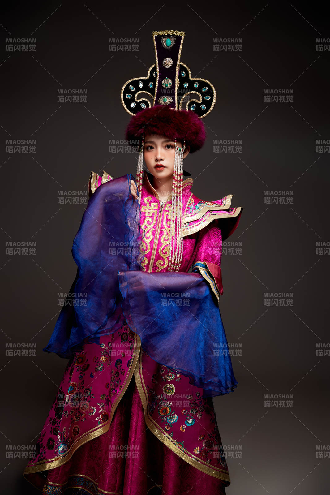 穿著蒙古族服飾的亞洲青年女性