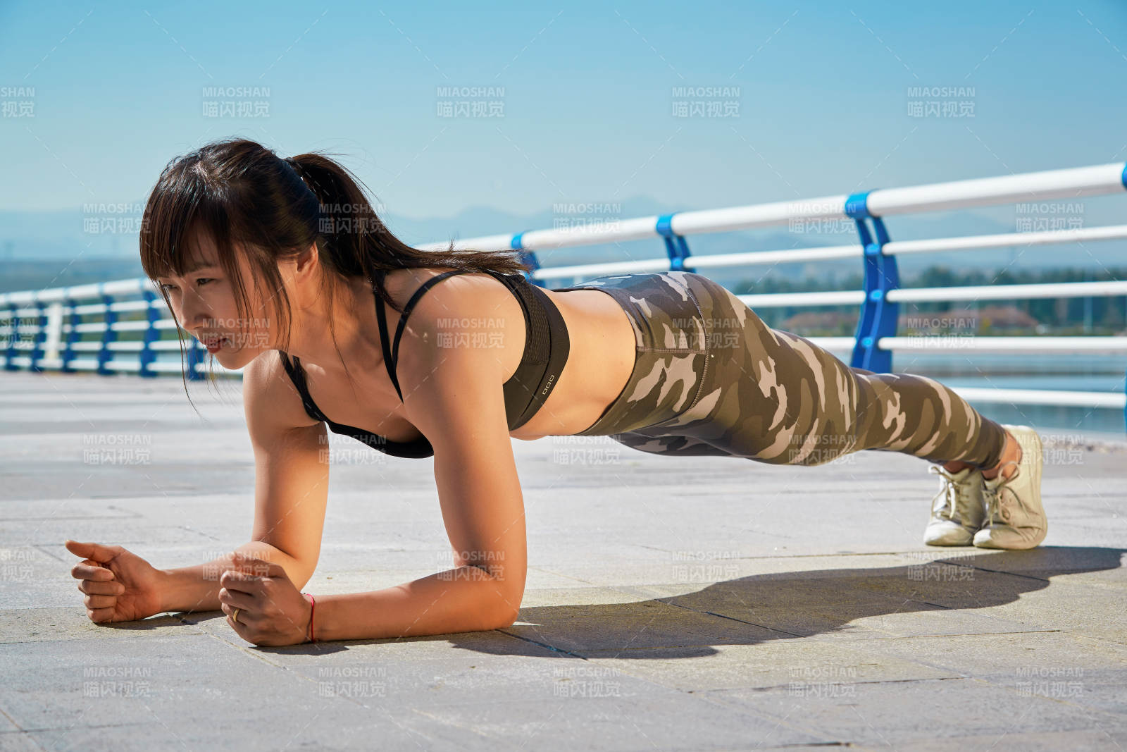 戶外河畔公園做拉伸有氧運動的亞洲女性