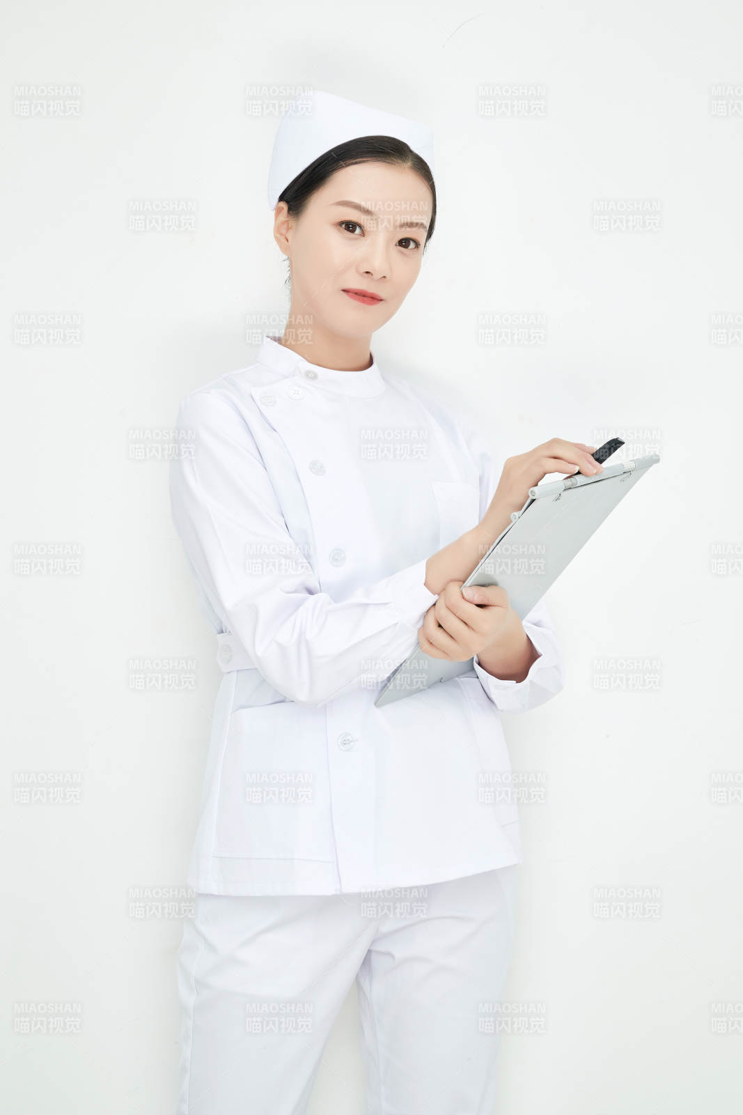 白背景里穿護士服手持病歷夾的美女護士