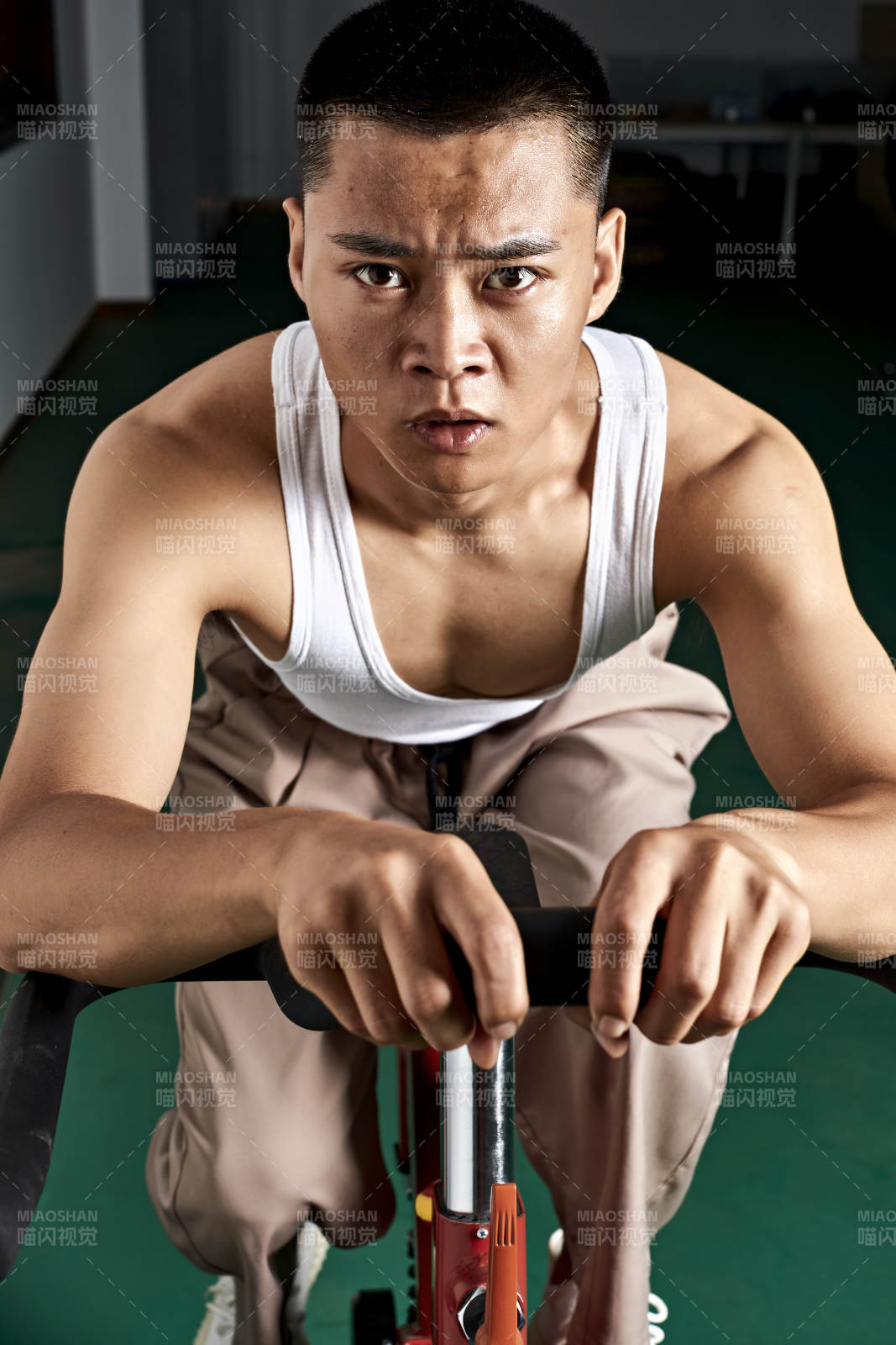 在室內進行動感單車鍛煉的亞洲健身男士形象