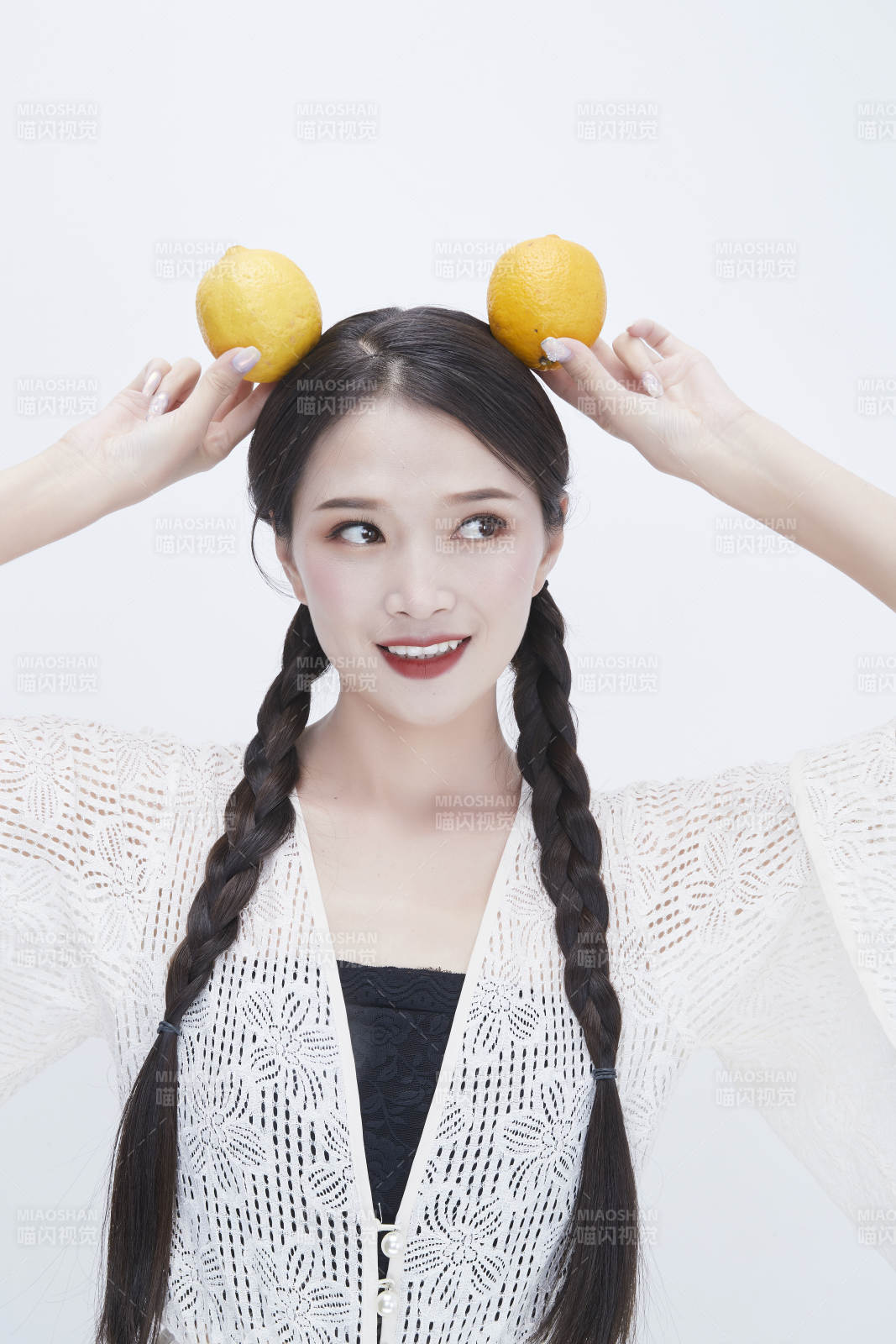 手拿檸檬身穿鏤空連衣裙的亞洲可愛少女人像