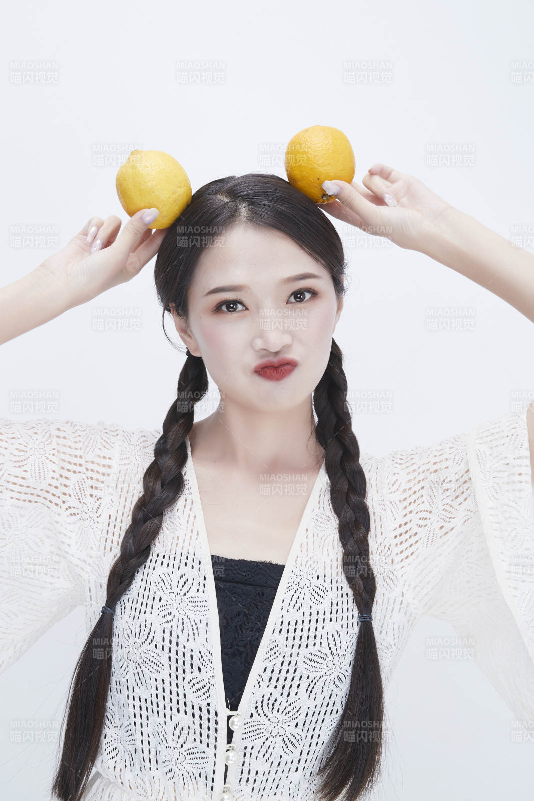 手拿檸檬身穿鏤空連衣裙的亞洲可愛少女人像