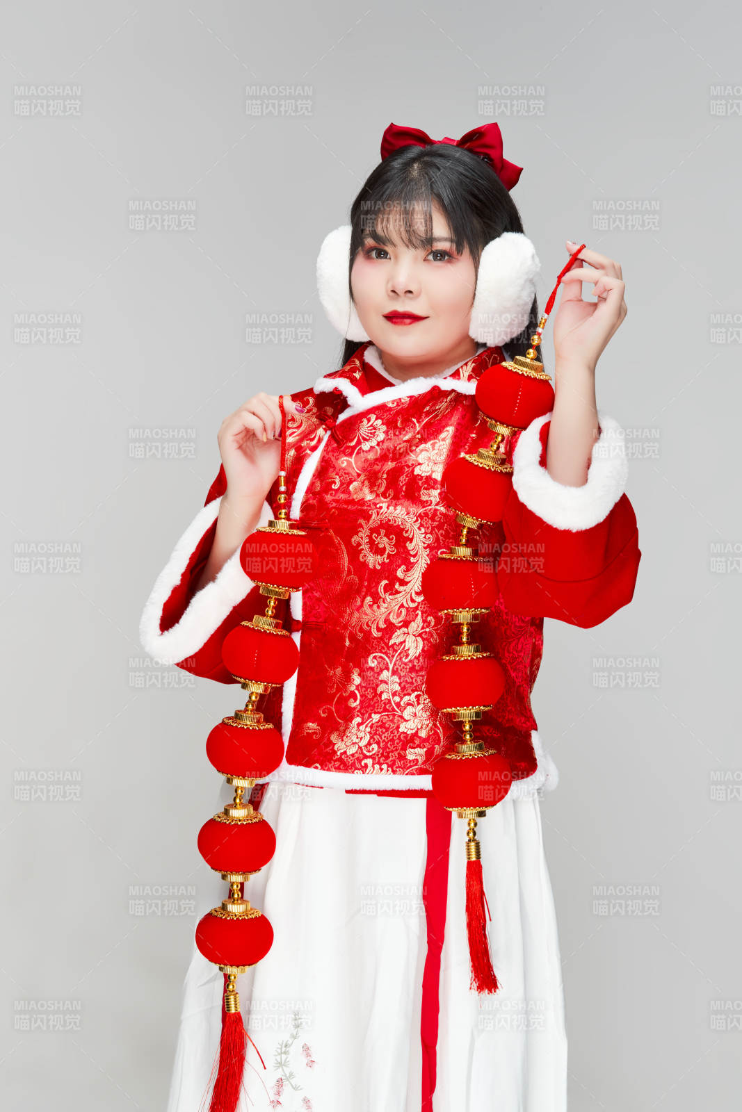 手提紅燈籠身穿喜慶漢服的可愛少女