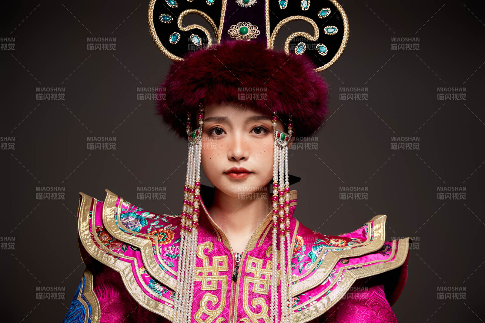 穿著蒙古族服飾的亞洲青年女性