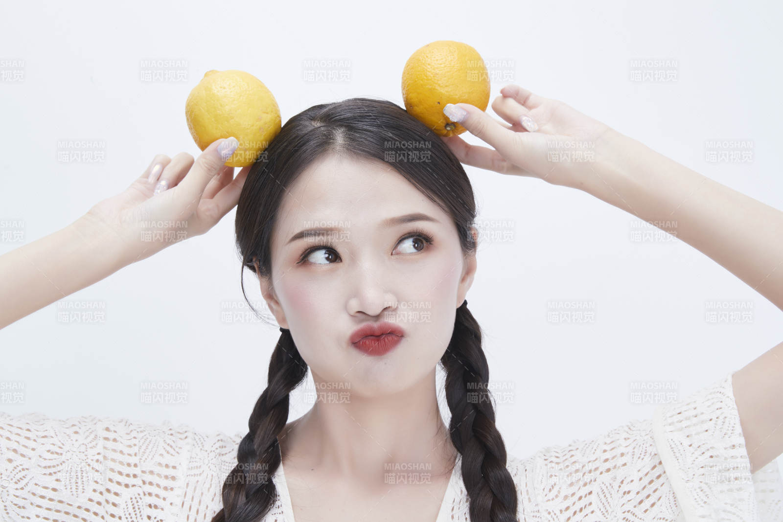 手拿檸檬身穿鏤空連衣裙的亞洲可愛少女人像