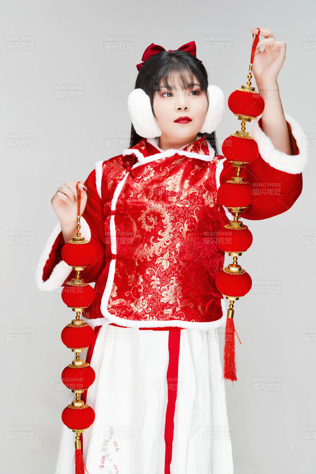 手提红灯笼身穿喜庆汉服的可爱少女