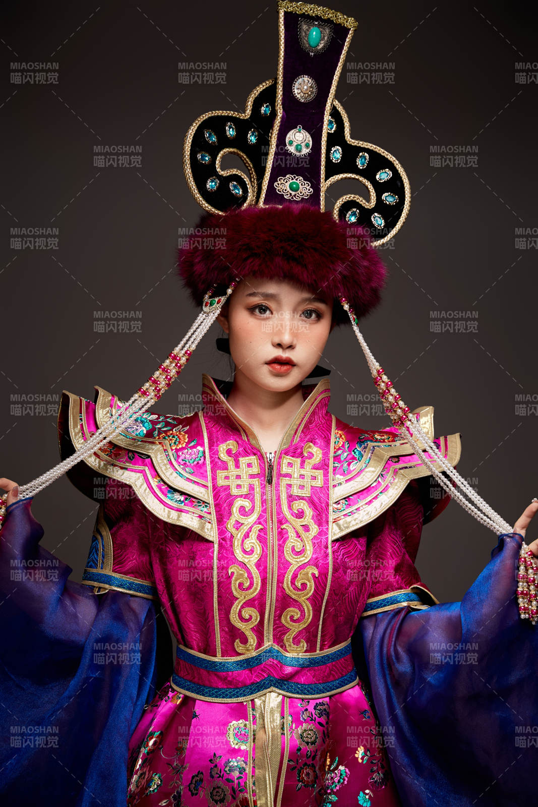 穿著蒙古族服飾的亞洲青年女性