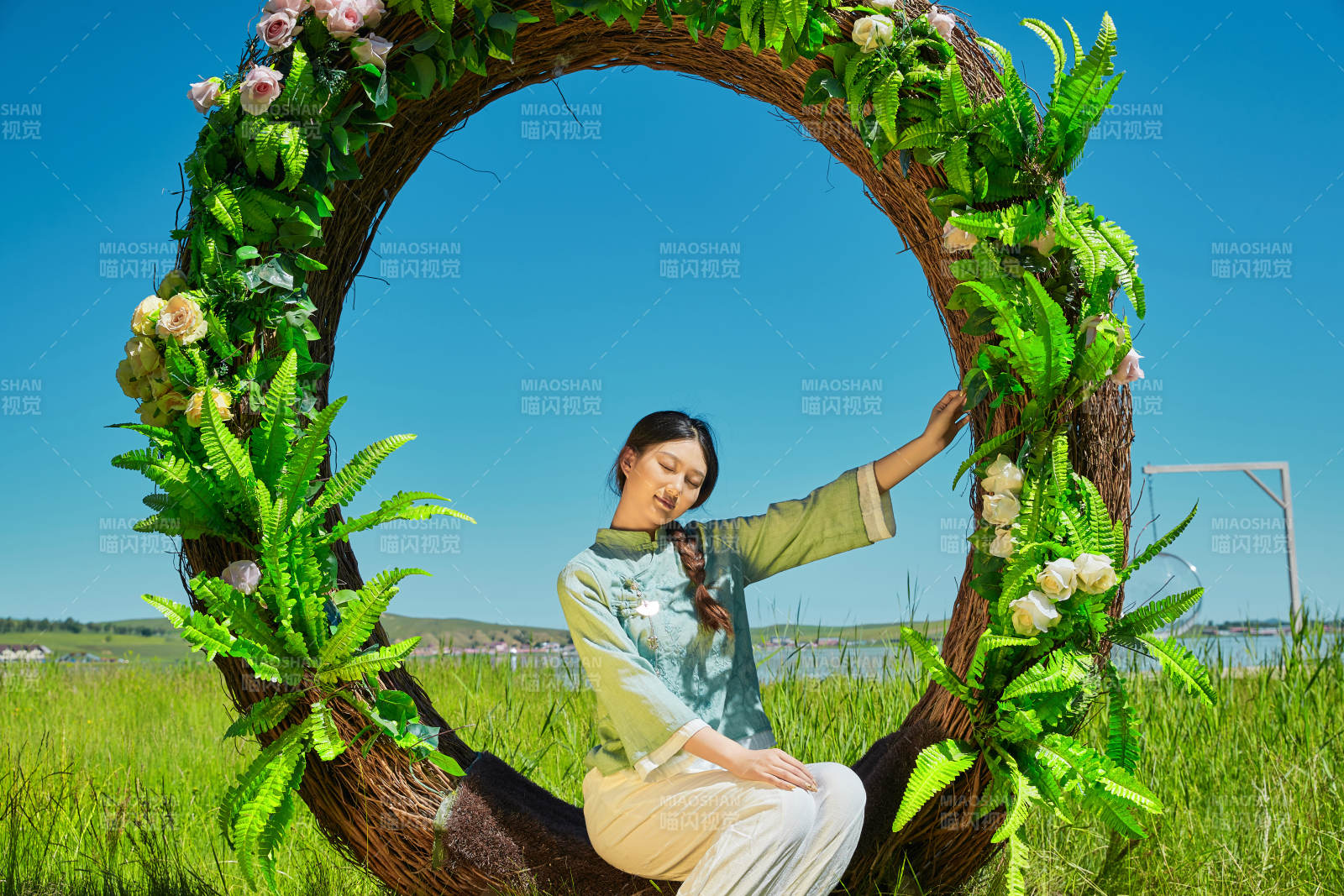 草原湖畔打卡點游玩拍照的亞洲少女