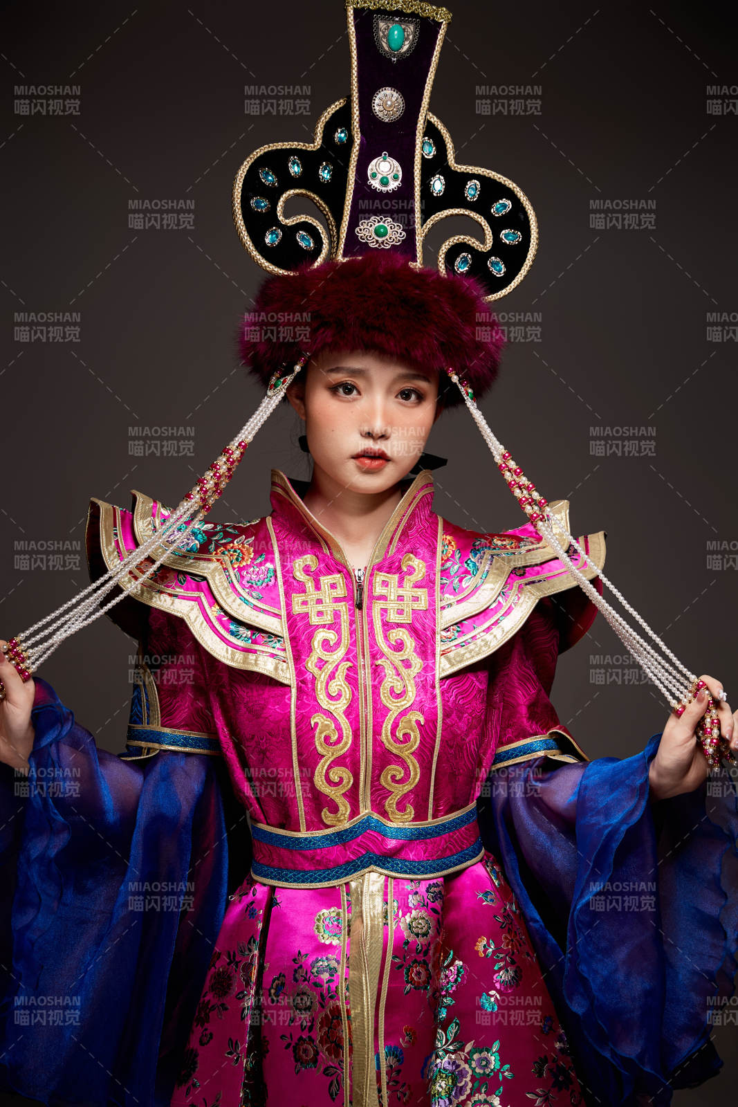 穿著蒙古族服飾的亞洲青年女性