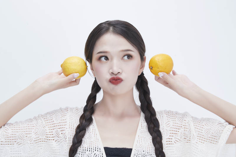 手拿柠檬身穿镂空连衣裙的亚洲可爱少女人像