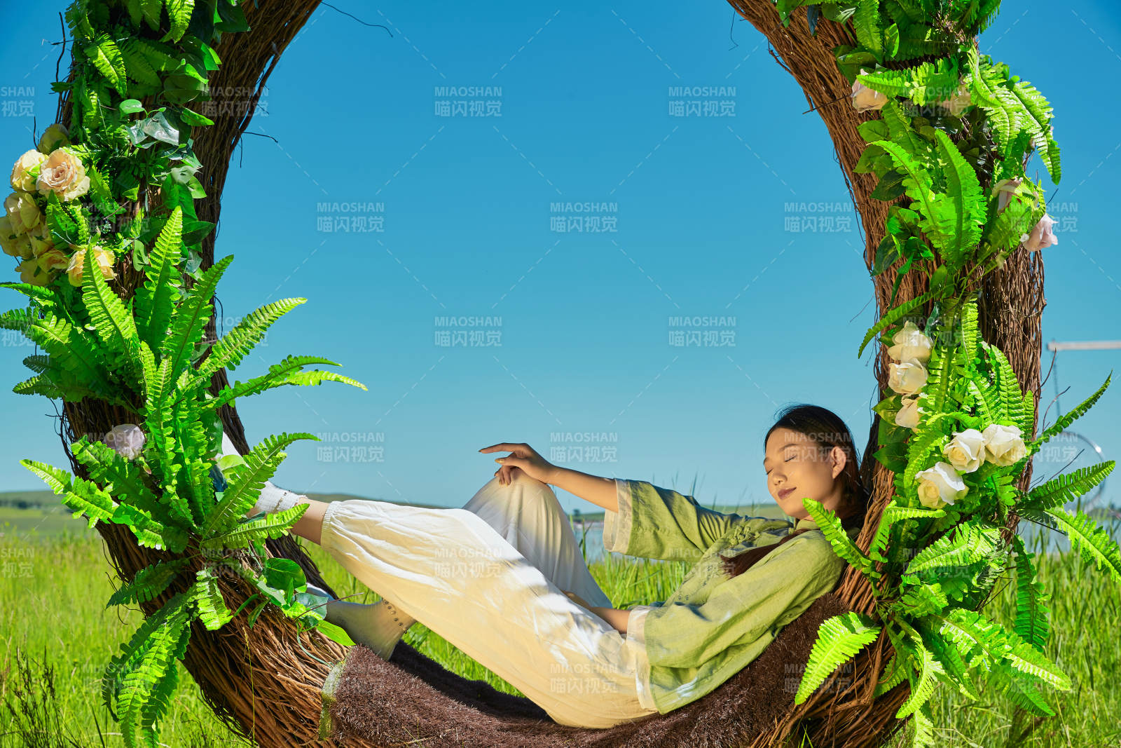 草原湖畔打卡點游玩拍照的亞洲少女