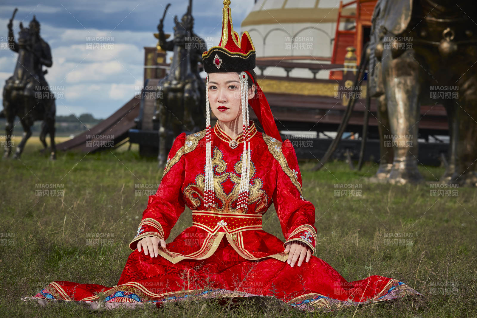 草原上金源大帳蒙古戰(zhàn)車上身穿豪華蒙古族服飾的蒙族少女