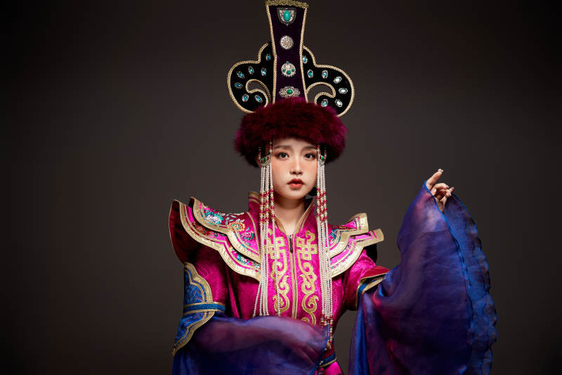 穿着蒙古族服饰的亚洲青年女性