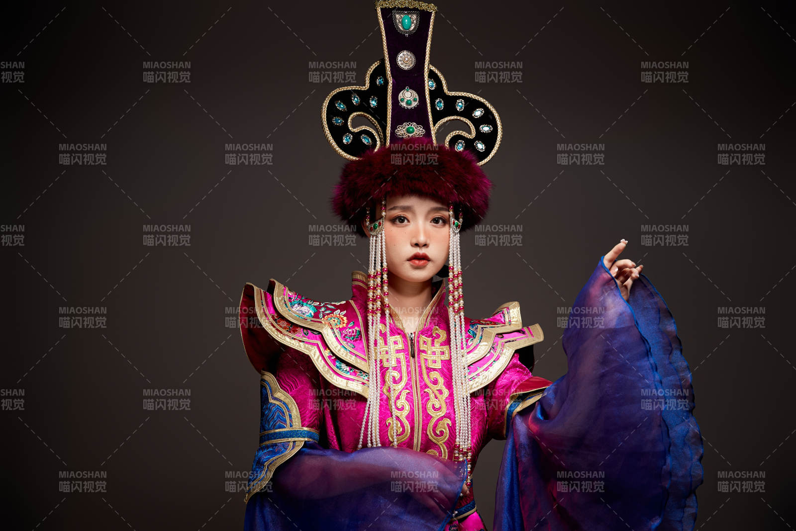 穿着蒙古族服饰的亚洲青年女性