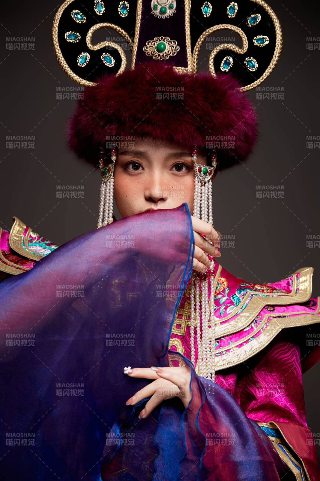 穿著蒙古族服飾的亞洲青年女性