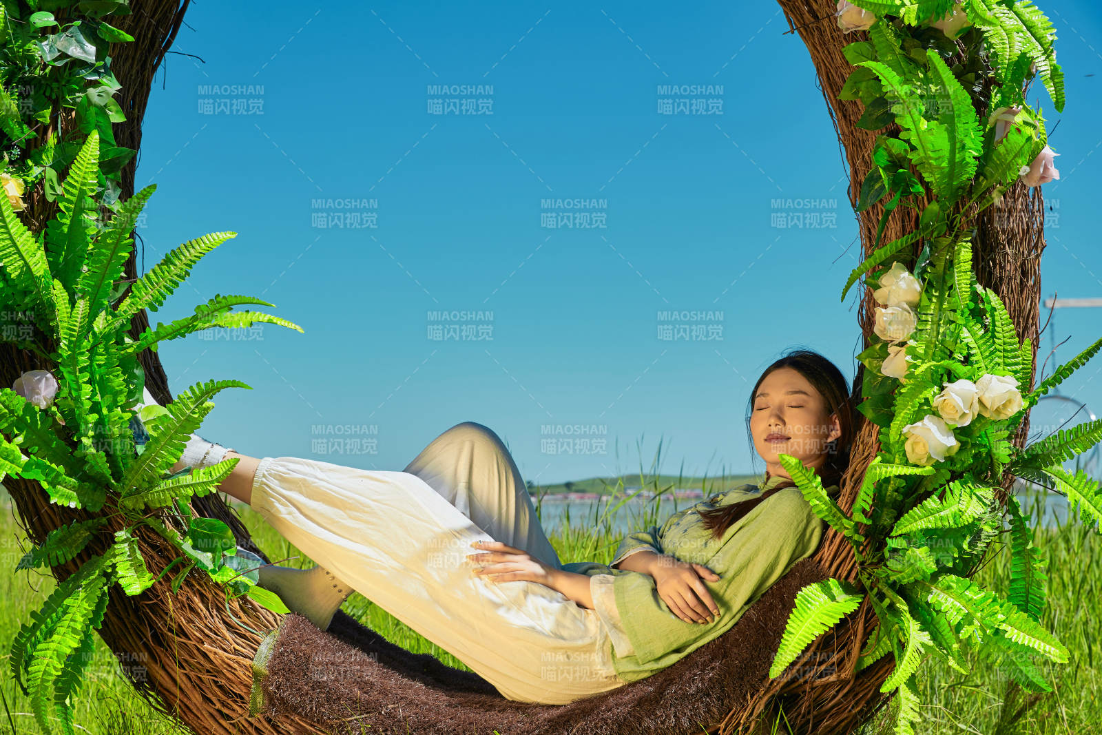 草原湖畔打卡點(diǎn)游玩拍照的亞洲少女