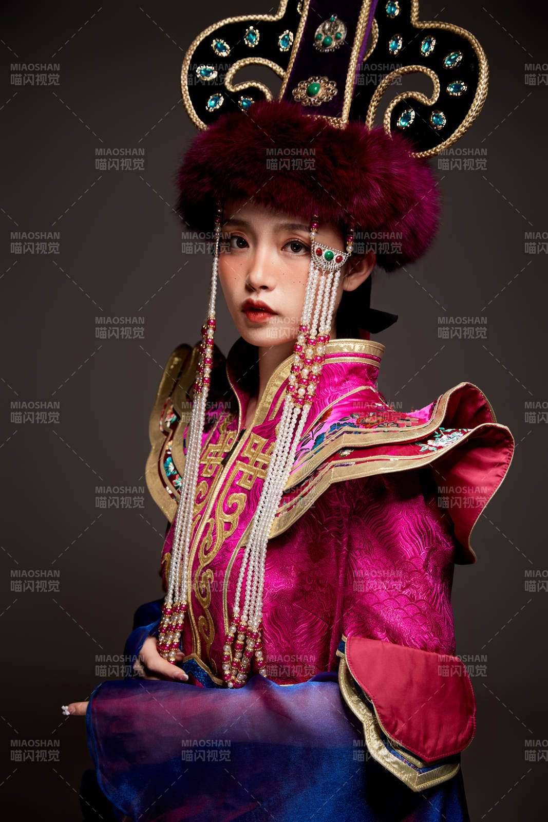 穿著蒙古族服飾的亞洲青年女性