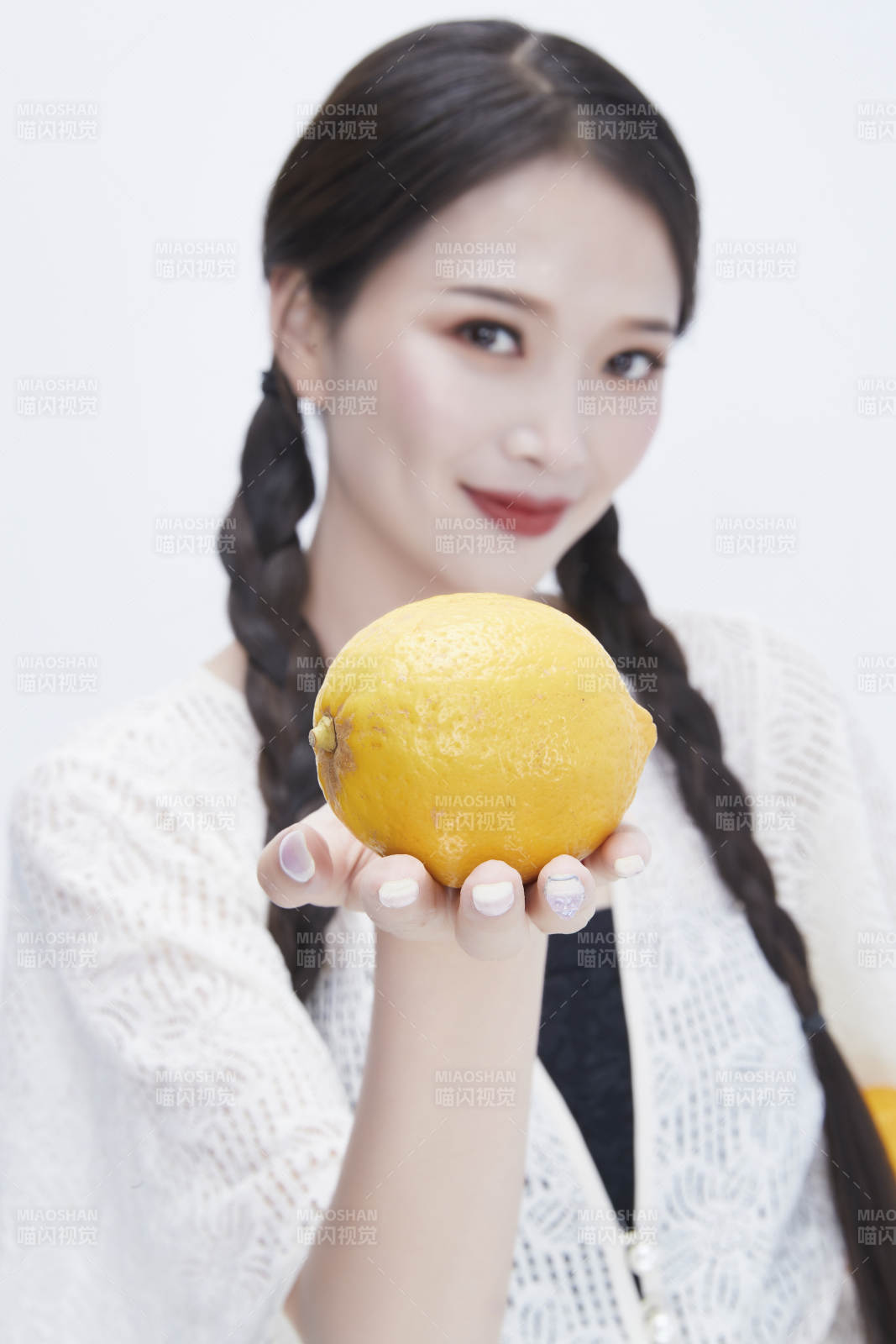 手拿檸檬身穿鏤空連衣裙的亞洲可愛少女人像