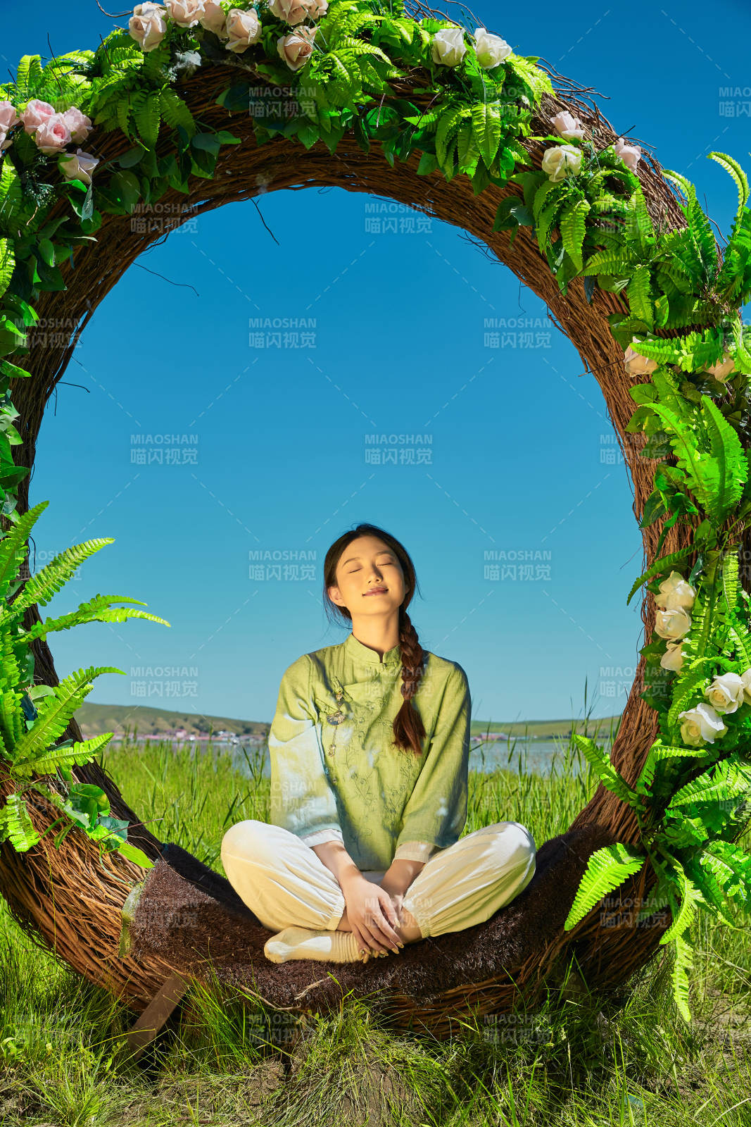 草原湖畔打卡點游玩拍照的亞洲少女