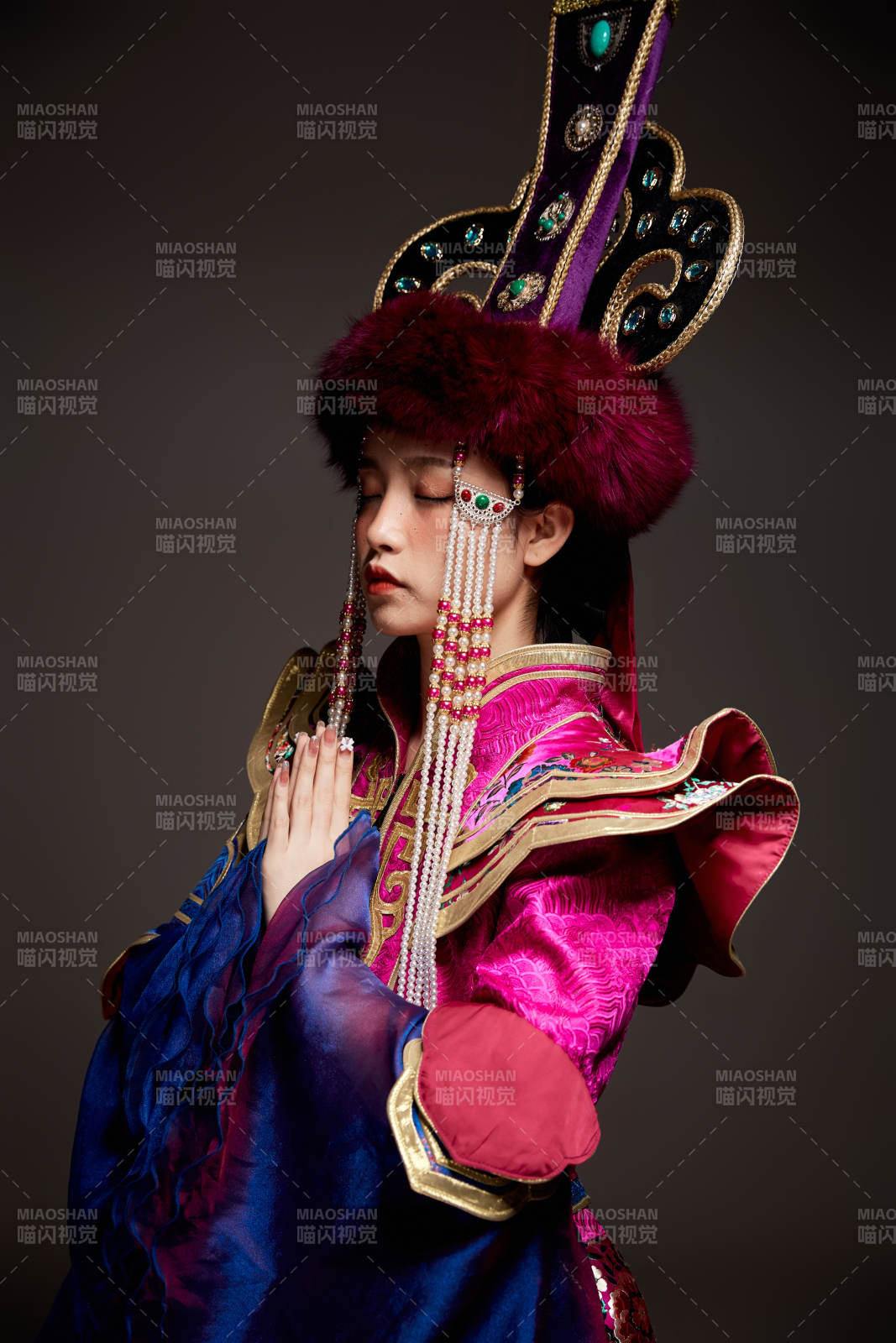 穿着蒙古族服饰的亚洲青年女性