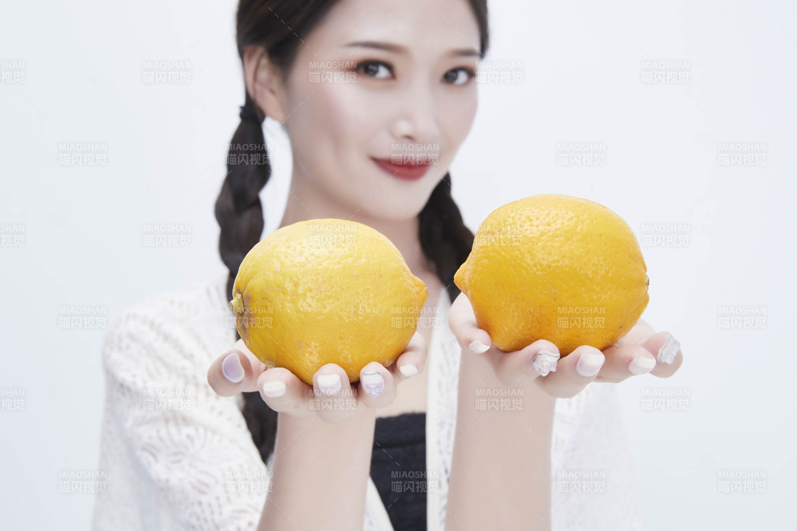 手拿檸檬身穿鏤空連衣裙的亞洲可愛少女人像