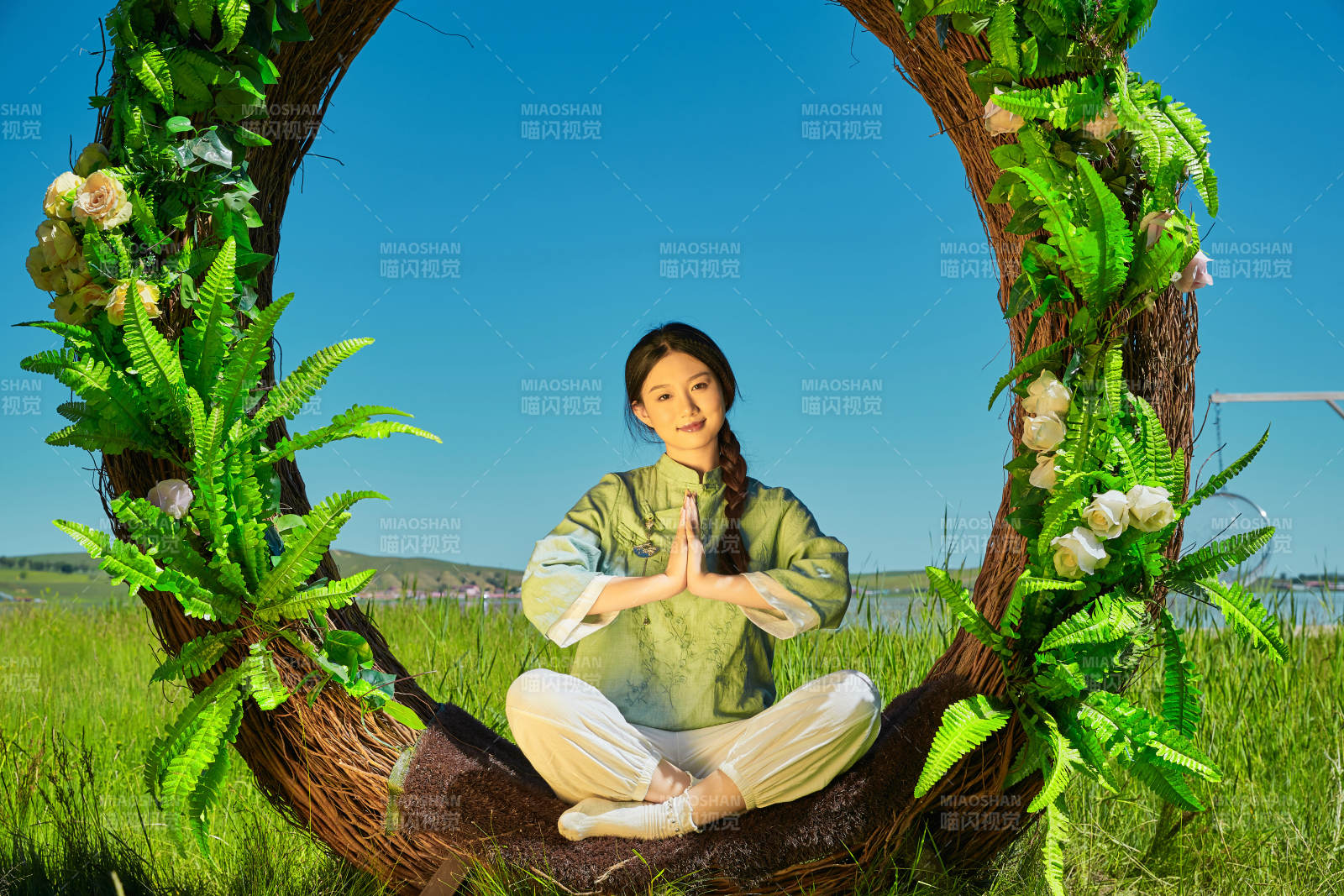 草原湖畔打卡點游玩拍照的亞洲少女