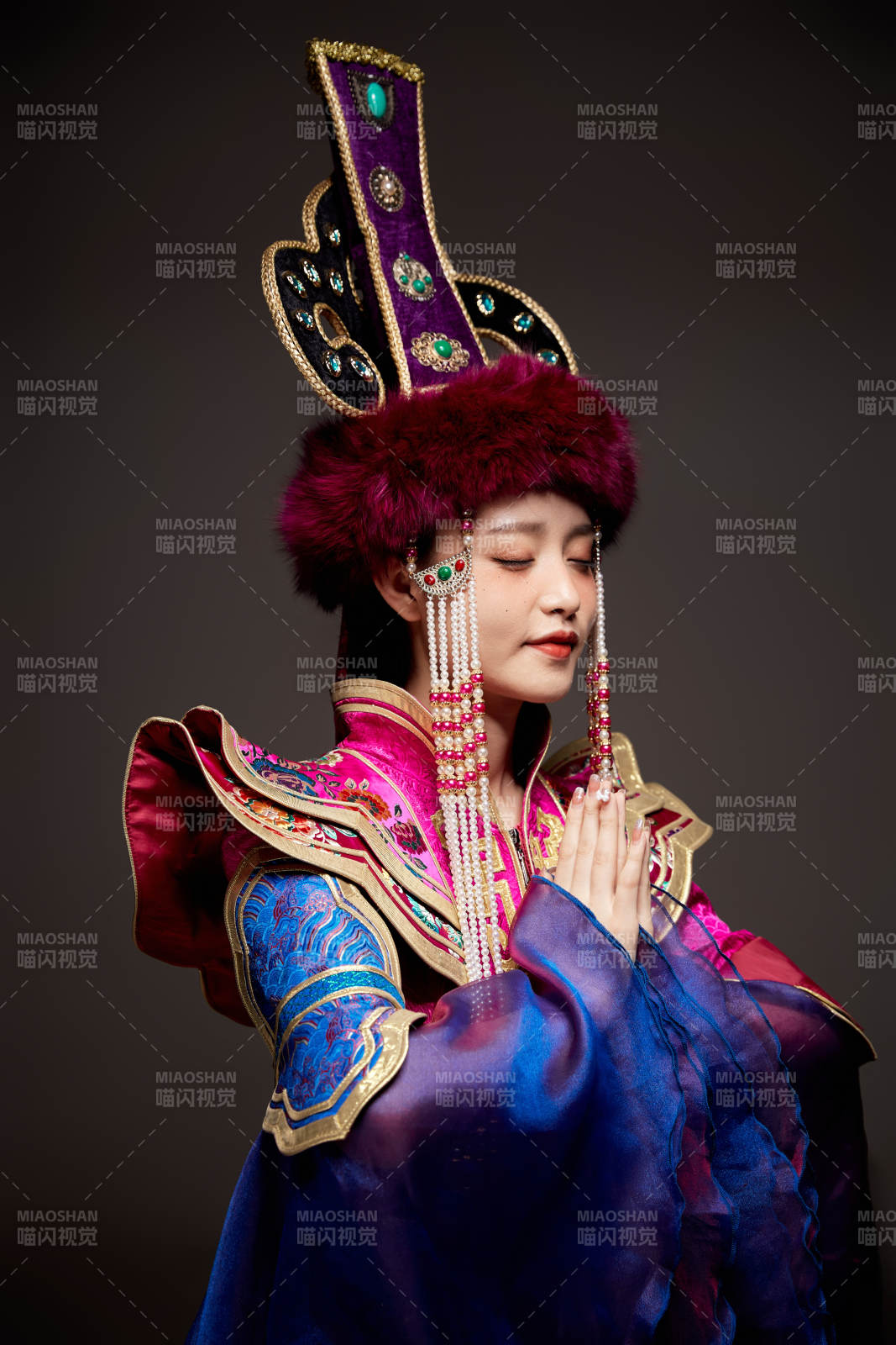 穿著蒙古族服飾的亞洲青年女性