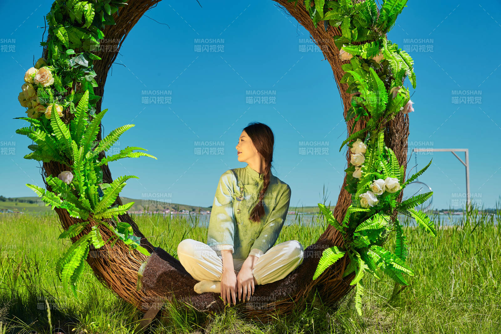 草原湖畔打卡點游玩拍照的亞洲少女