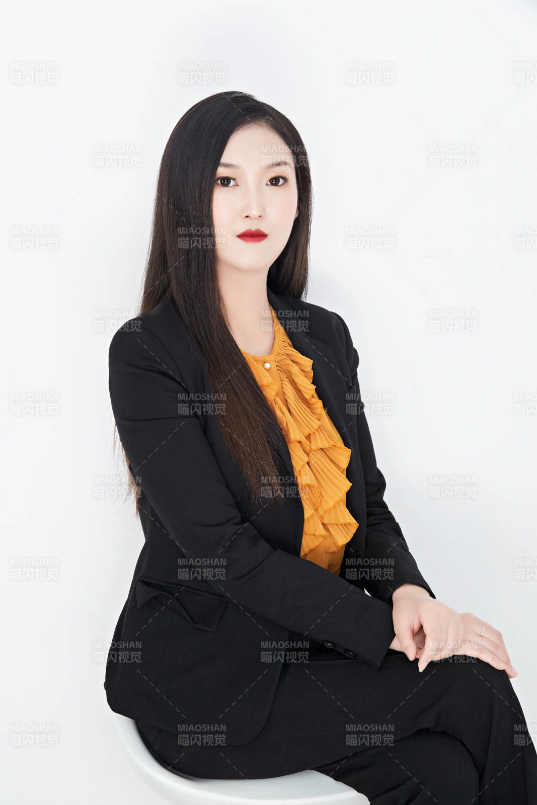 白色背景下的美丽商务女性肖像