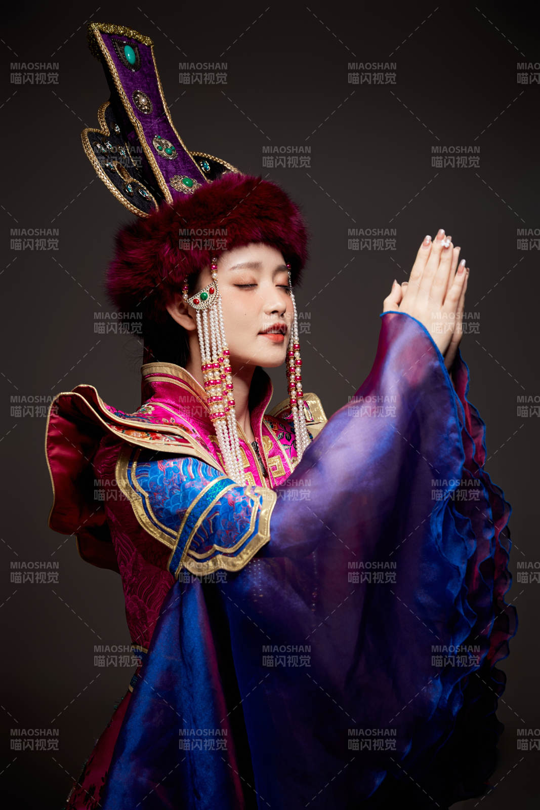 穿著蒙古族服飾的亞洲青年女性