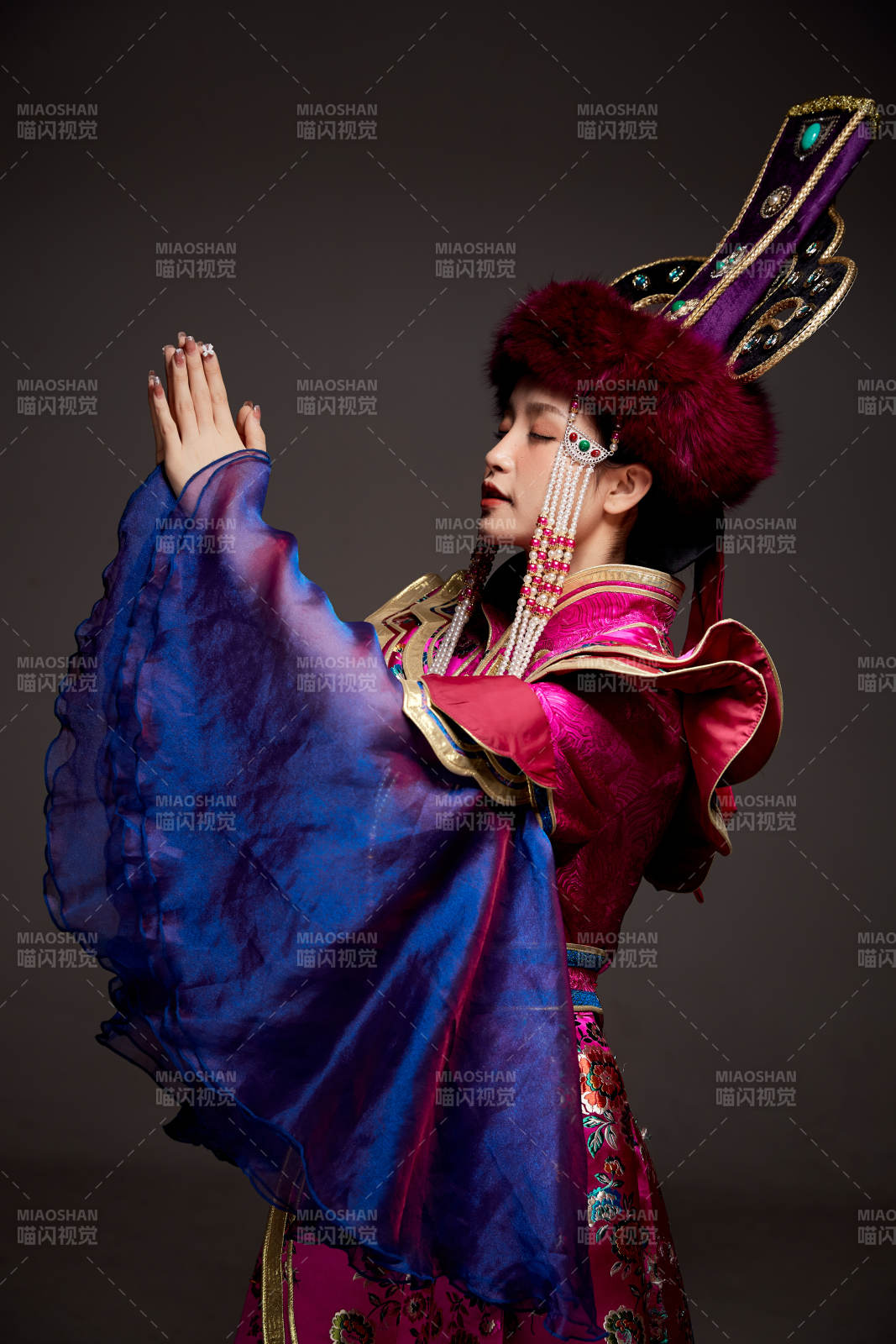 穿著蒙古族服飾的亞洲青年女性