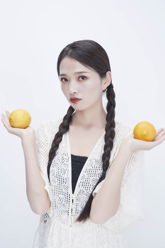 手拿柠檬身穿镂空连衣裙的亚洲可爱少女人像