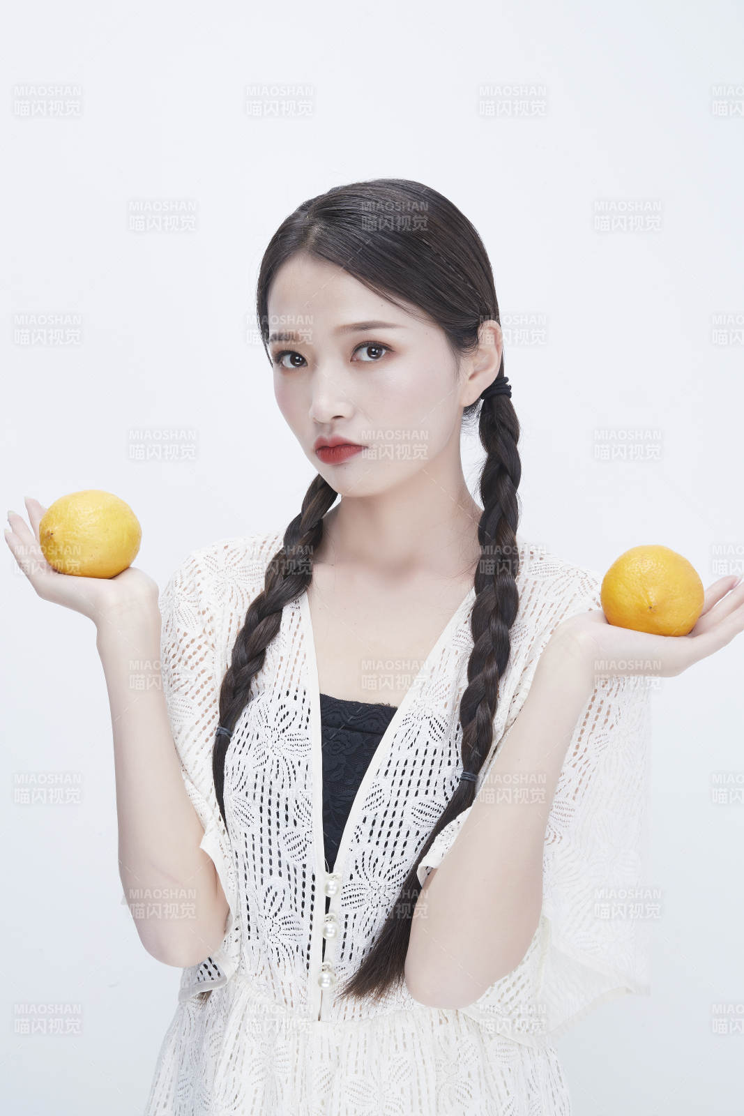 手拿柠檬身穿镂空连衣裙的亚洲可爱少女人像