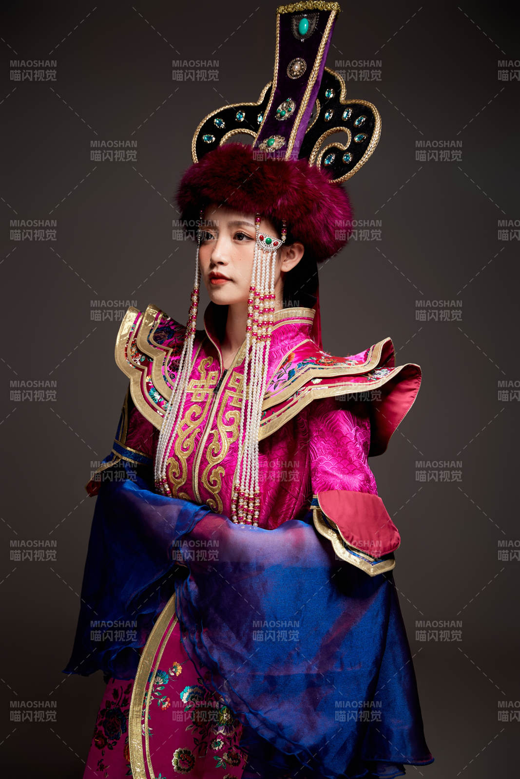 穿著蒙古族服飾的亞洲青年女性