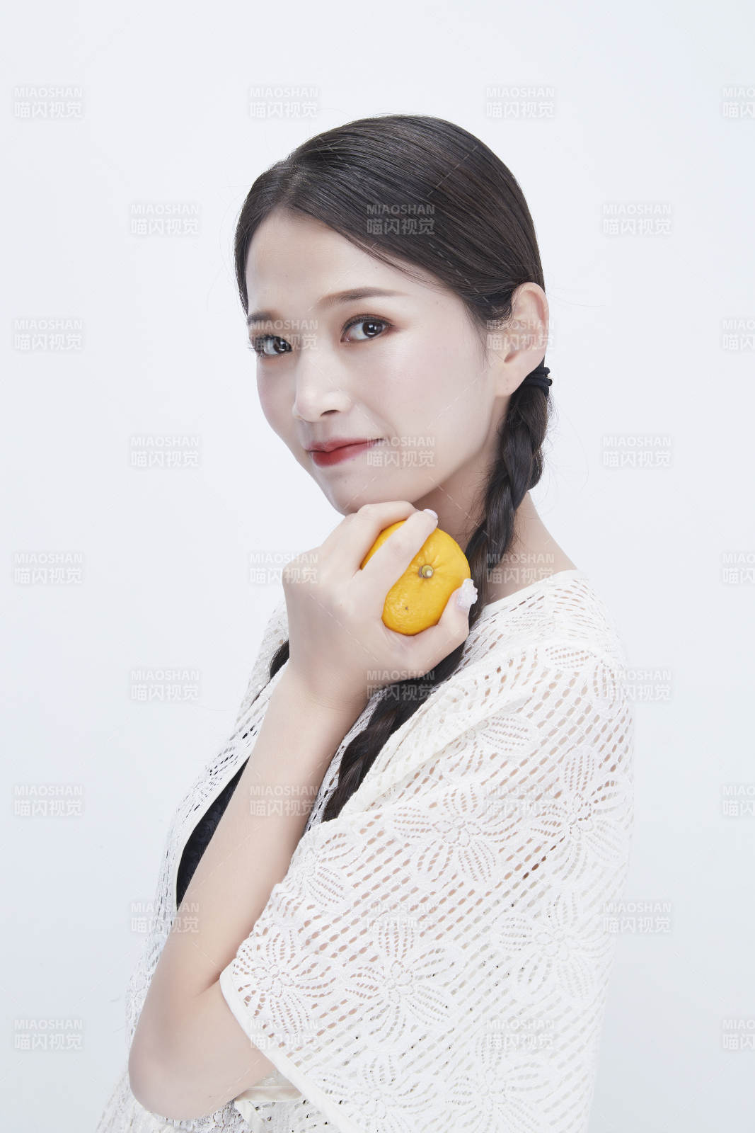 手拿檸檬身穿鏤空連衣裙的亞洲可愛少女人像