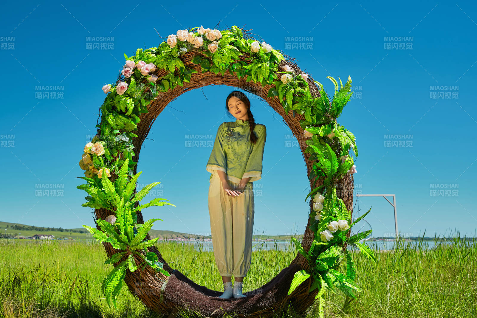 草原湖畔打卡點游玩拍照的亞洲少女