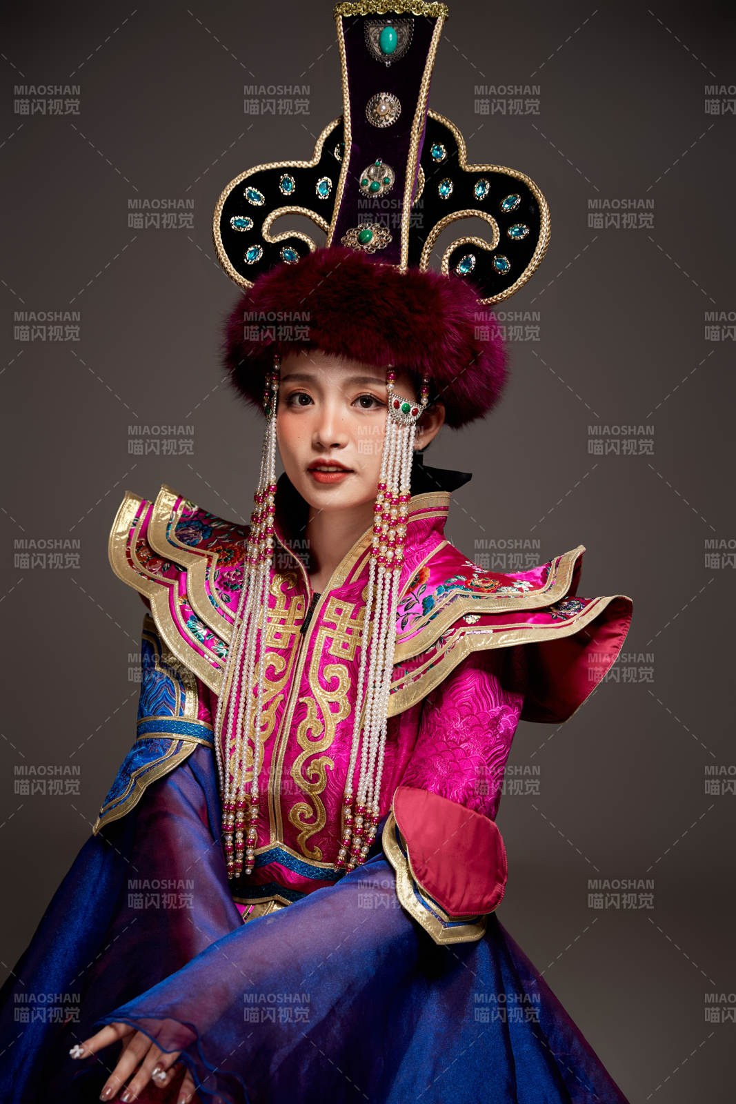 穿著蒙古族服飾的亞洲青年女性