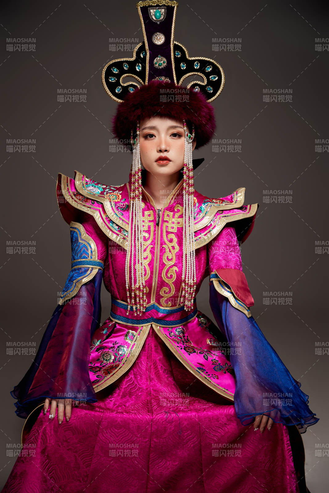 穿著蒙古族服飾的亞洲青年女性