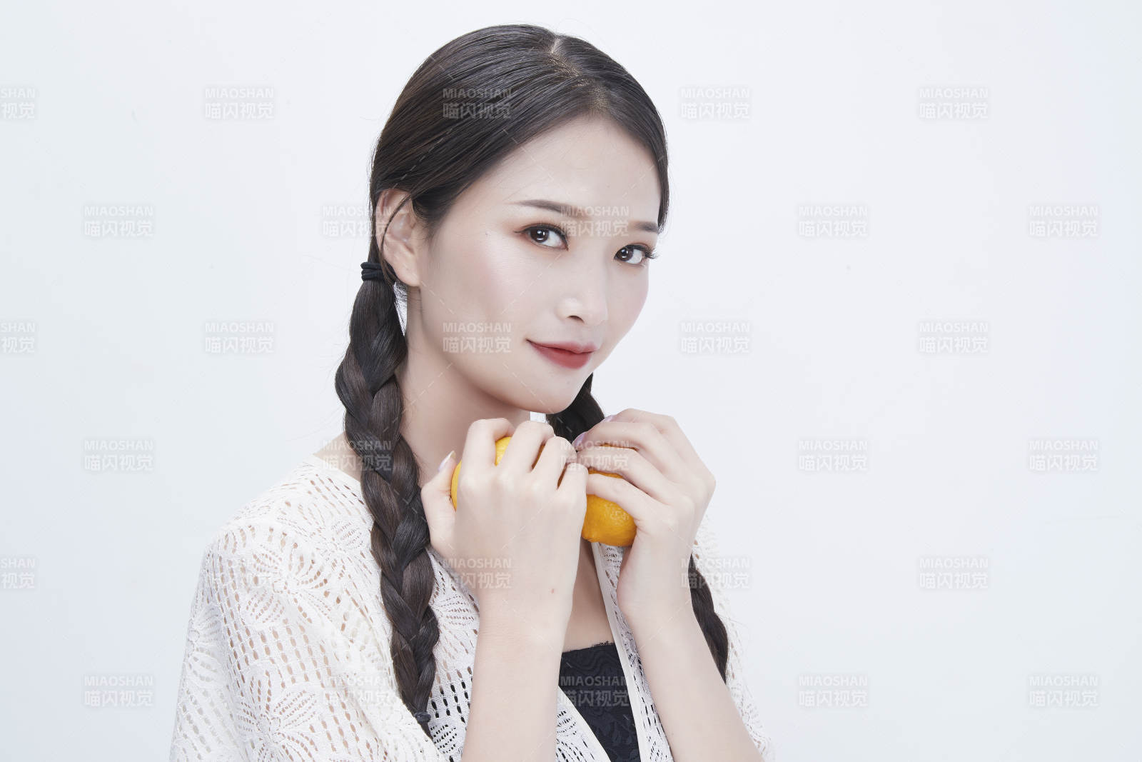 手拿柠檬身穿镂空连衣裙的亚洲可爱少女人像