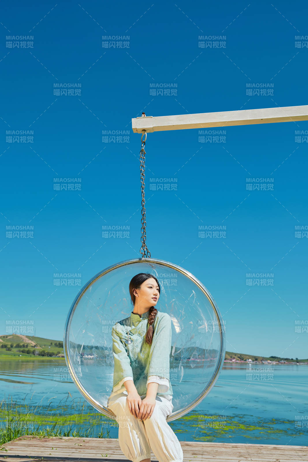 草原湖畔打卡點(diǎn)游玩拍照的亞洲少女