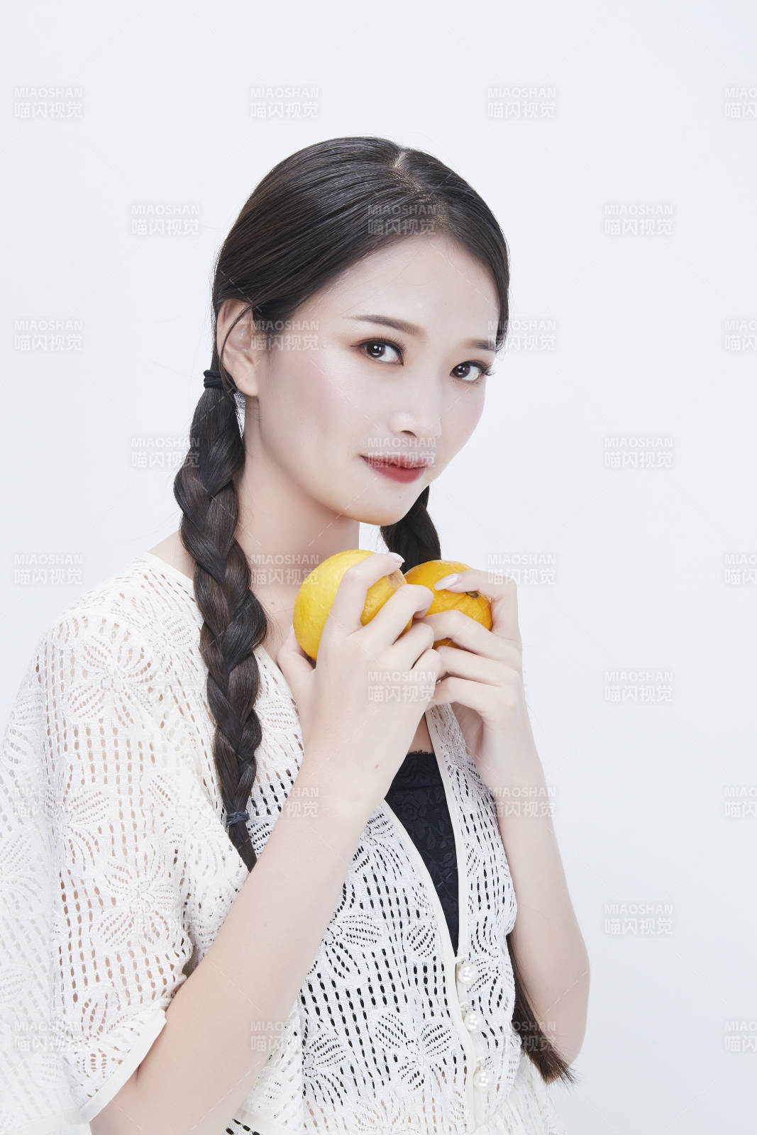 手拿柠檬身穿镂空连衣裙的亚洲可爱少女人像