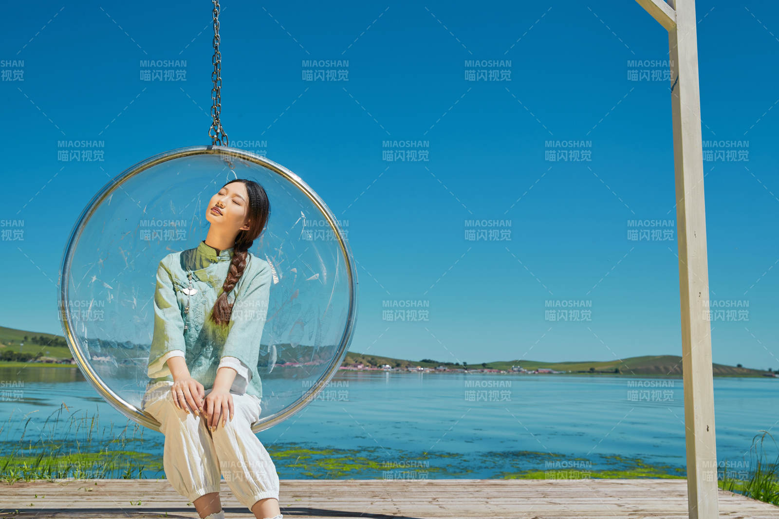 草原湖畔打卡點游玩拍照的亞洲少女