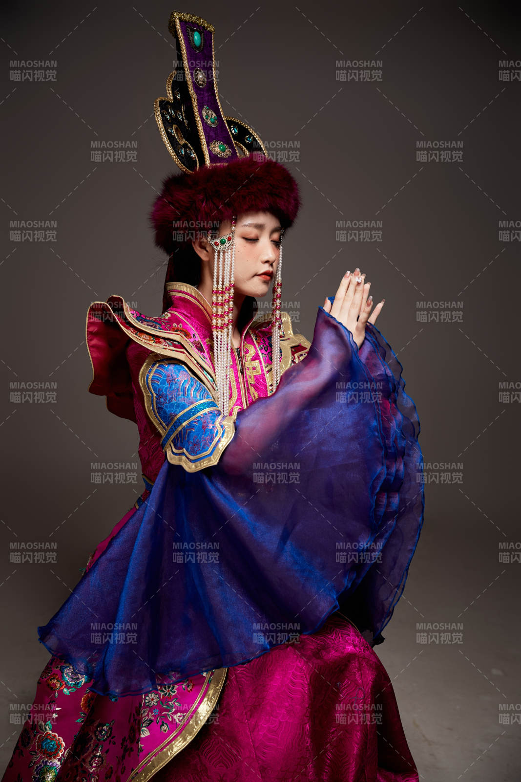 穿著蒙古族服飾的亞洲青年女性