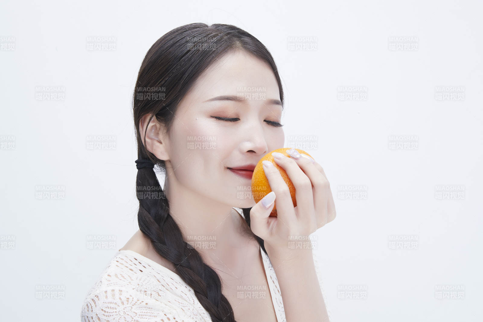 手拿橙子身穿鏤空連衣裙的亞洲可愛少女人像