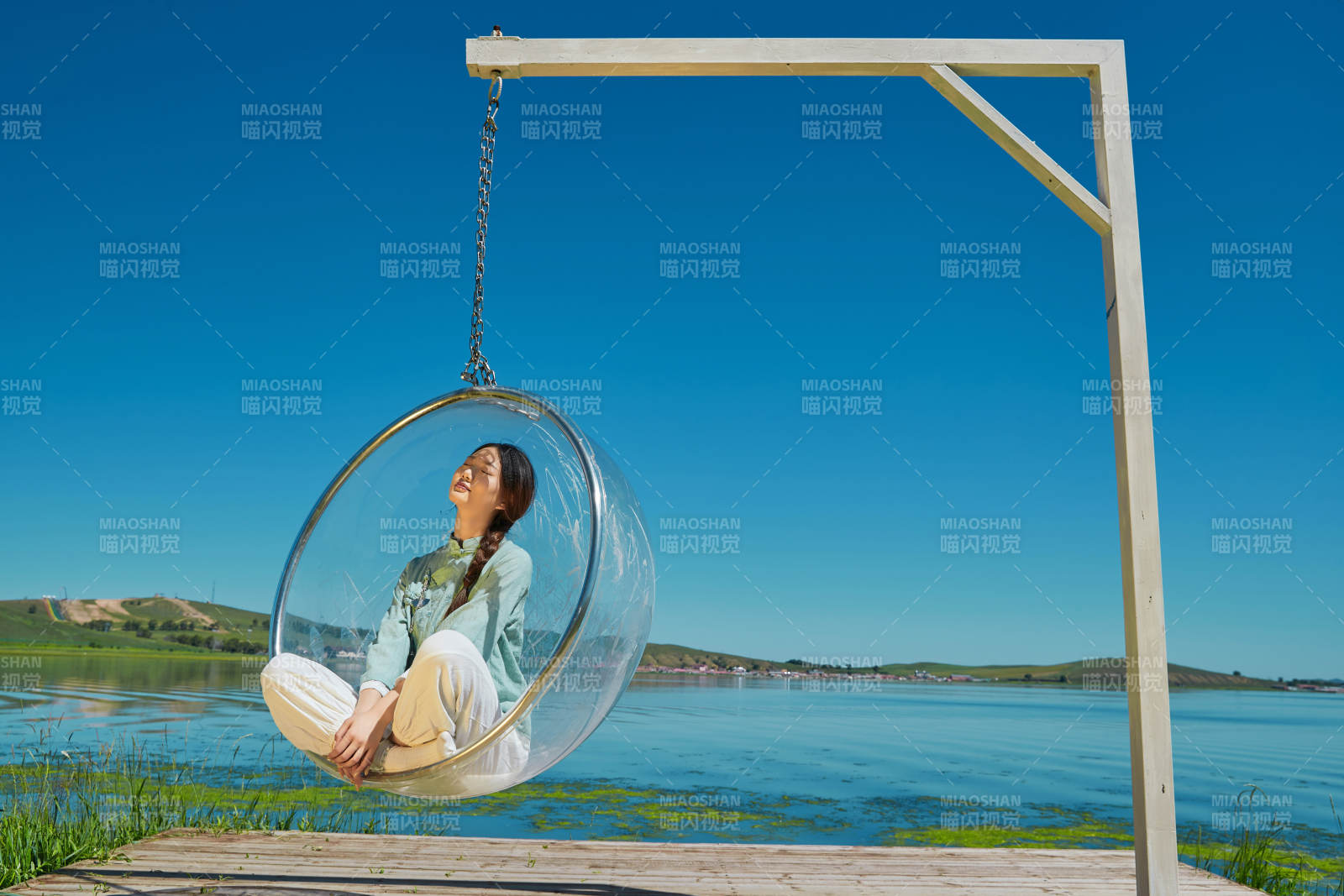 草原湖畔打卡點游玩拍照的亞洲少女