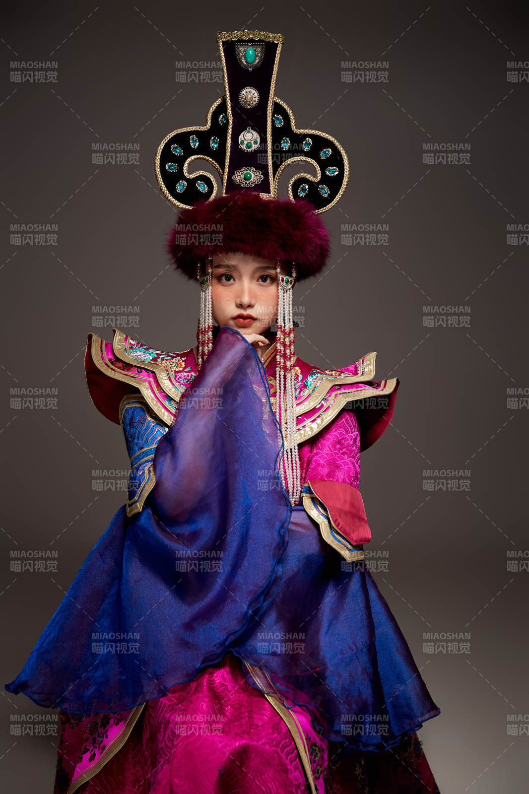 穿著蒙古族服飾的亞洲青年女性